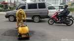 Lubang-lubang di Jalan MH Thamrin Mulai Ditambal