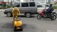 Penambalan jalan semakin marak dilakukan saat musim hujan untuk mengantisipasi kecelakaan lalu lintas.