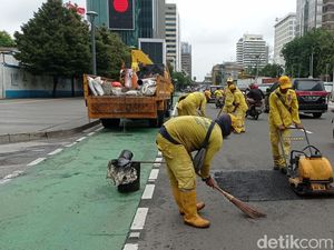 Pasukan Kuning Tambal Lubang-lubang Jl Sudirman Arah Bundaran HI