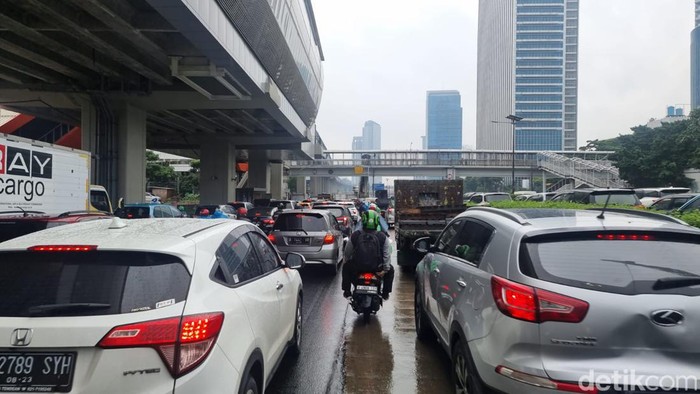 Macet di Jalan Gatot Subroto.