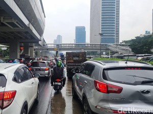 Jakarta Diguyur Hujan, Jalanan Macet!