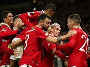 Man United Bantai Barcelona, Jumat Full Senyum