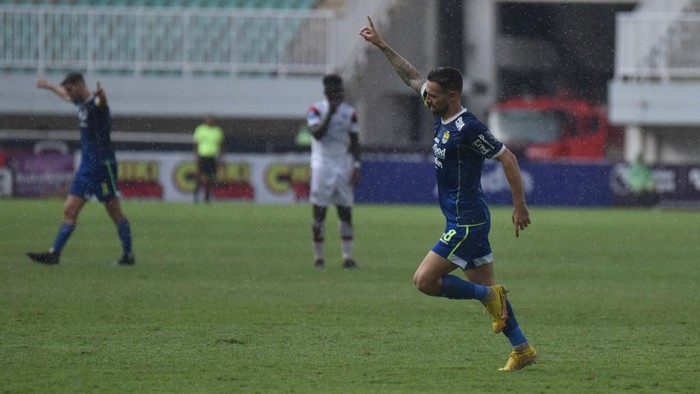 Marc Klok saat laga Persib Bandung Vs Arema FC.
