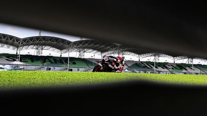 Repsol Honda Teams Spanish rider Marc Marquez takes a corner during the last day of the pre-season MotoGP winter test at the Sepang International Circuit in Sepang on February 12, 2023. (Photo by Mohd RASFAN / AFP)