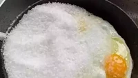 Akibat tak hati-hati, netizen ini gagal makan telur yang hangat. Secara tak sengaja ia menumpahkan stoples garam ke atas telur yang dimasaknya. Foto: Facebook/Twitter/1cak