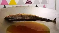 Ukuran ikan yang terlalu besar dibandingkan wajannya membuat pemandangan kocak ini terjadi. Ikannya seolah menolak untuk dimasak dan dimakan. Foto: Facebook/Twitter/1cak