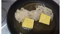 Terinspirasi dari nikmat renyah tahu goreng dengan lapisan tepung, sayangnya netizen ini gagal makan enak. Setelah masuk ke dalam wajan, lapisan tepung dan tahunya malah terpisah. Foto: Facebook/Twitter/1cak