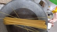 Selain keahlian meracik bumbu, memperkirakan wadah yang cukup besar juga perlu dilakukan saat memasak. Jangan sampai seperti spaghetti ini yang gagal direbus. Foto: Facebook/Twitter/1cak