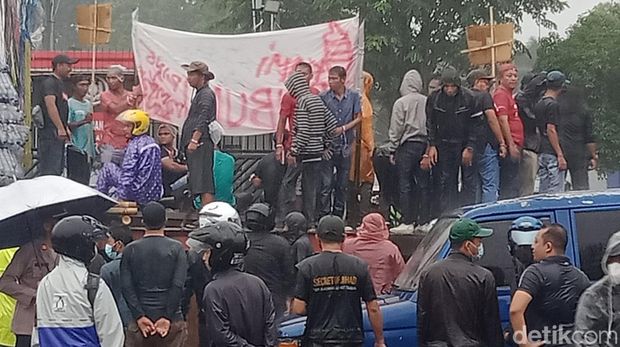 Massa menggelar aksi demo di depan pabrik PT Tirta Investama, Klaten, Jumat (24/2/2023).