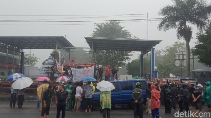 Massa menggelar aksi demo di depan pabrik PT Tirta Investama, Klaten, Jumat (24/2/2023).