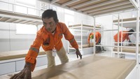 Pekerja merapikan tempat tidur di hunian bagi pekerja konstruksi Ibu Kota Negara (IKN) Nusantara, Penajam Paser Utara, Kalimantan Timur.