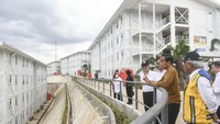 Presiden Joko Widodo (kedua kanan) didampingi Menteri PUPR Basuki Hadimuljono (kanan), Kepala Otorita IKN Bambang Susantono (ketiga kanan), dan Wakil Kepala Otorita IKN Dhony Rahajoe (keempat kanan) meninjau hunian untuk para pekerja konstruksi di Ibu Kota Negara (IKN) Nusantara, Penajam Paser Utara, Kalimantan Timur, Kamis (23/2/2023).