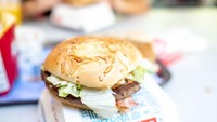 Menu yang ditawarkan McDonalds Portugal ini juga unik. Beef burgernya juga menggunakan bun yang memiliki topping keju gurih.Foto: Harrison Jacobs/Business Insider