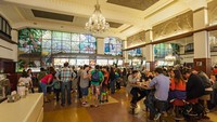 Bagian dalam gerai McDonalds ini tampak sangat mewah. Dindingnya dihiasi mozaik dan ukiran. Bagian tengahnya juga terdapat lampu gantung yang cantik. Foto: Harrison Jacobs/Business Insider