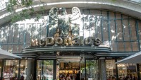 Gerai ini menempati bangunan bekas kafe terkenal Cafe Imperial yang berdiri pada 1930. McDonalds ini sendiri dibuka pada tahun 1995. Foto: Harrison Jacobs/Business Insider