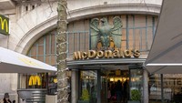 McDonalds di Portugal ini disebut-sebut sebagai McDonalds Tercantik di Dunia. Dikarenakan, memiliki nuansa yang klasik. Foto: Harrison Jacobs/Business Insider