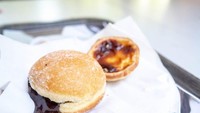 Ada juga beberapa menu manis yang ditawarkan oleh McDonalds Portugal ini. Di antaranya ada bomboloni dengan isian saus cokelat dan cheese tart. Foto: Harrison Jacobs/Business Insider
