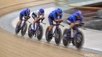 Sejumlah tim balap sepeda dari berbagai negara beraksi dalam babak kualifikasi UCI Track Nations Cup 2023 kategori Team Pursuit di Jakarta International Velodrome, Rawamangun, Jakarta Timur, Kamis (23/2/2023).
