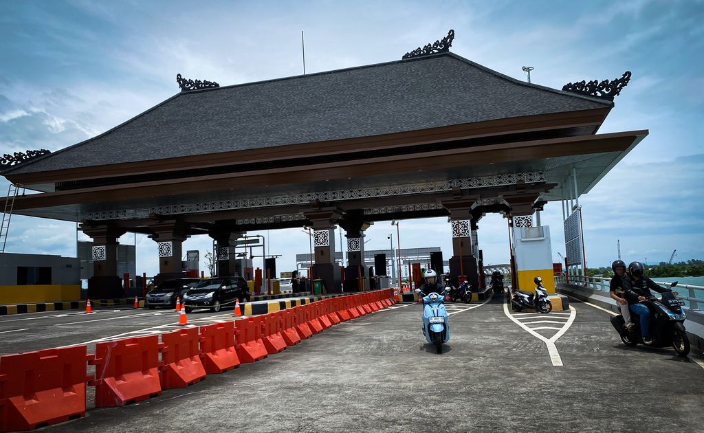 Melintas di tol Bali Mandara dengan motor