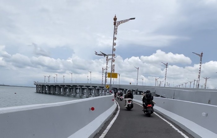 Melintas di tol Bali Mandara dengan motor