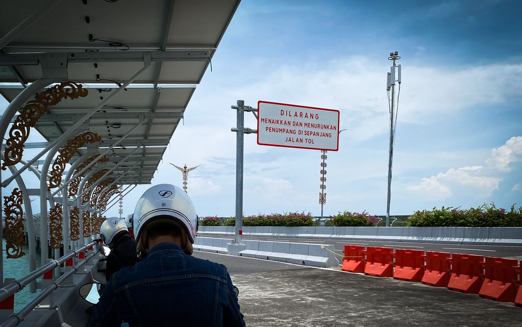 Melintas di tol Bali Mandara dengan motor
