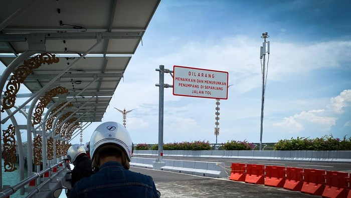 Melintas di tol Bali Mandara dengan motor