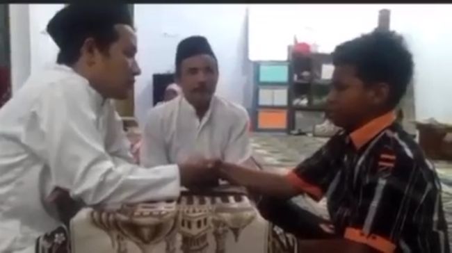 Qizlarning dumbalaridagi dildolarning fotosuratlari