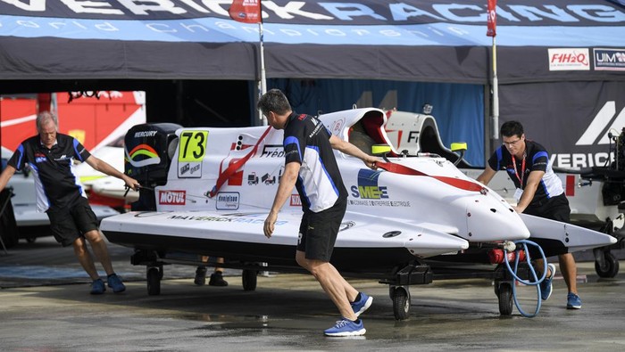 Mengintip Persiapan Pembalap F1 Powerboat Sebelum Jajal Trek Danau Toba di Latihan Bebas Perahu motor super cepat milik pembalap Shaun Torrente dari tim Abu Dhabi diangkat dengan crane sebelum mengikuti latihan bebas putaran pertama Kejuaraan Dunia Perahu Motor F1 Powerboat (F1H2O) 2023 di kawasan Pelabuhan Muliaraja Napitupulu, Balige, Sumatra Utara, Jumat (24/2/2023).