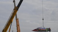 Perahu motor super cepat milik pembalap Shaun Torrente dari tim Abu Dhabi diangkat dengan crane sebelum mengikuti latihan bebas putaran pertama Kejuaraan Dunia Perahu Motor F1 Powerboat (F1H2O) 2023 di kawasan Pelabuhan Muliaraja Napitupulu, Balige, Sumatra Utara.