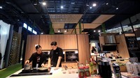 Kompor 2-in-1 dengan fungsi serbaguna yang fleksibel ini dilengkapi dengan dua tungku, berbeda, yaitu kompor induksi dan kompor gas.