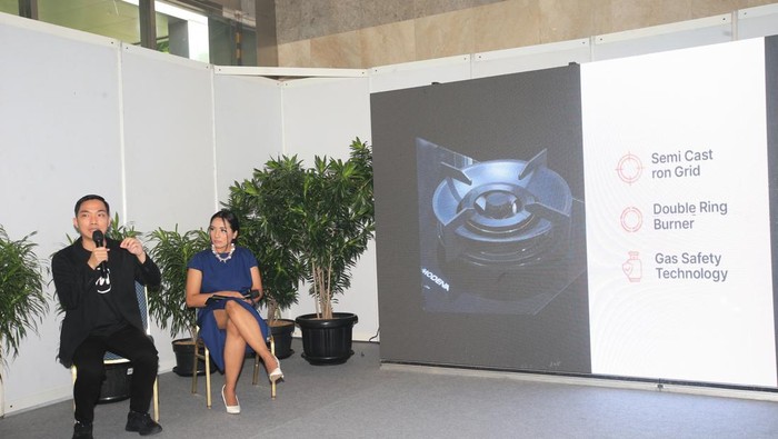 Menjajal Canggihnya Kompor Hybrid Gas dan Induksi Christo, finalis Master Chef Indonesia session 6, bersama Jemmi Liem, Product Manager Lini Cooking Modena, mendemonstrasikan penggunaan kompor hybrid dengan tungku kombinasi gas dan induksi BM 8722 AABK di JCC, Senayan, Kamis (23/2/2023).