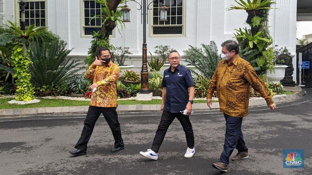 Menteri Koordinator Bidang Perekonomian Airlangga Hartarto, Menteri Pertanian Syahrul Yasin Limpo, Menteri Perdagangan Zulkifli Hasan, Kepala Badan Pangan Nasional Arief Prasetyo saat melakukan rapat terbatas dengan Presiden Jokowi mengenai pengamanan ketersediaan pangan di bulan Ramadhan 2023. (CNBC Indonesia/Emir Yanwardhana)