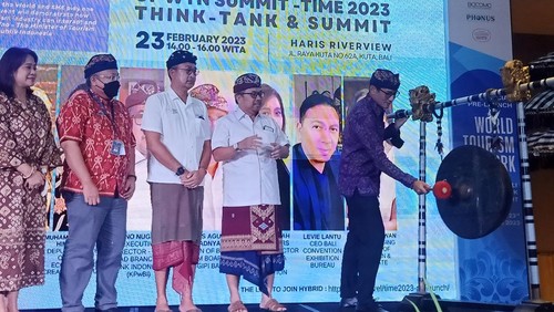 Menteri Pariwisata dan Ekonomi Kreatif Sandiaga Salahuddin Uno bersama stakeholder pariwisata dalam acara Pra-peluncuran The World Tourism Network (WTN) Indonesia SUMMIT-TIME2023, Kamis (23/2/2023).