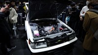 Mobil ini menggendong dua tangki hidrogen bertekanan tinggi yang diambil dari Toyota Mirai untuk disimpan di bagian bagasinya.
