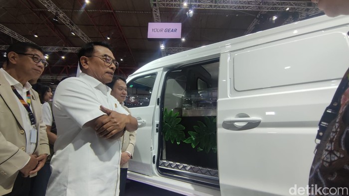 Moeldoko di booth Esemka.