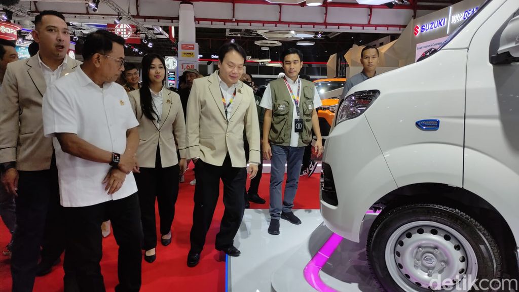Moeldoko di booth Esemka.