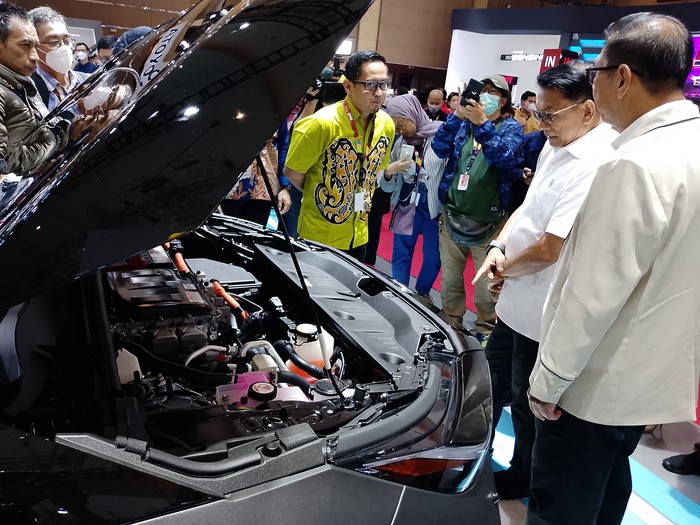 Moeldoko ke booth Toyota di IIMS 2023