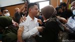 Momen AKP Irfan Peluk Istri-Ortu Usai Divonis 10 Bulan Penjara