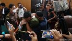 Momen AKP Irfan Peluk Istri-Ortu Usai Divonis 10 Bulan Penjara