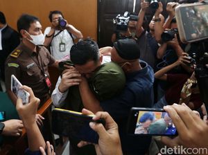 Divonis 10 Bulan Bui, AKP Irfan Widyanto Sujud di Kaki Ibunda