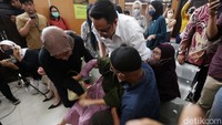Vonis itu membuat ibunda Irfan menangis histeris sampai beranjak dari kursi dan duduk di lantai.