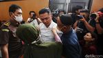 Momen AKP Irfan Peluk Istri-Ortu Usai Divonis 10 Bulan Penjara