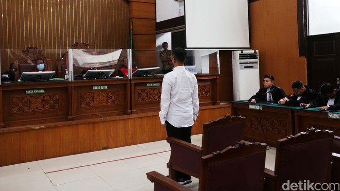 Mantan Kasubnit I Subdit III Dittipidum Bareskrim Polri AKP Irfan Widyanto divonis 10 bulan penjara terkait kasus perusakan CCTV yang membuat terhalanginya penyidikan kasus pembunuhan Brigadir Yosua Hutabarat di Pengadilan Negeri Jakarta Selatan, Jumat (24/2/2023). Dia pun langsung memeluk istri dan orantuanya usai sidang vonis.