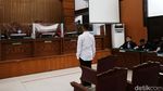 Momen AKP Irfan Peluk Istri-Ortu Usai Divonis 10 Bulan Penjara