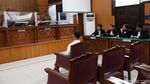 Momen AKP Irfan Peluk Istri-Ortu Usai Divonis 10 Bulan Penjara
