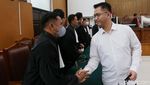 Momen AKP Irfan Peluk Istri-Ortu Usai Divonis 10 Bulan Penjara