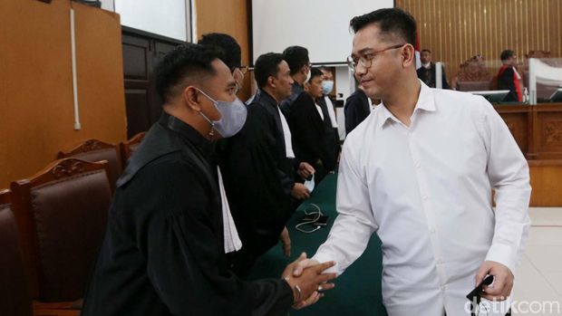 Mantan Kasubnit I Subdit III Dittipidum Bareskrim Polri AKP Irfan Widyanto divonis 10 bulan penjara terkait kasus perusakan CCTV yang membuat terhalanginya penyidikan kasus pembunuhan Brigadir Yosua Hutabarat di Pengadilan Negeri Jakarta Selatan, Jumat (24/2/2023). Dia pun langsung memeluk istri dan orantuanya usai sidang vonis.