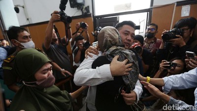 Momen AKP Irfan Peluk Istri-Ortu Usai Divonis 10 Bulan Penjara