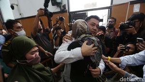 Momen AKP Irfan Peluk Istri-Ortu Usai Divonis 10 Bulan Penjara