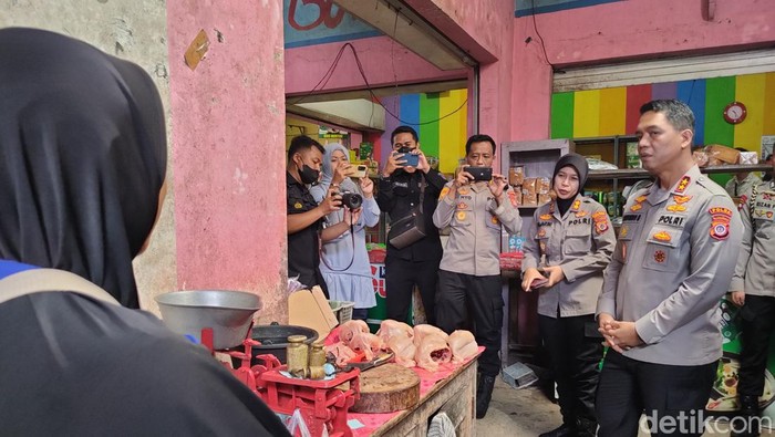 Momen Kapolda DIY saat menyambangi Pasar Wates, Kulon Progo, Jumat (24/2/2023).